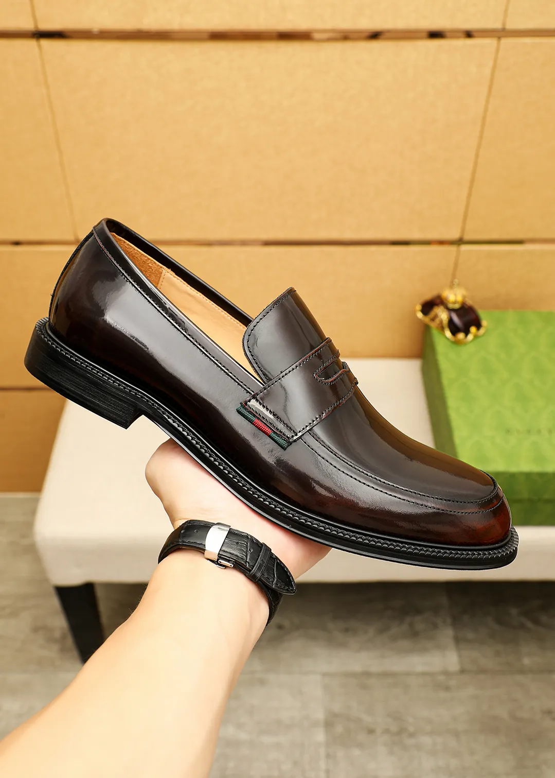 Men's shoes 💰520 💐 Product trademark: GUCCI "Gucci" casual leather shoes Regular size: 38-44 (45.46🉑️customized) Product materials: Selected imported first-layer open-edge beaded cowhide leather upper, imported water-dyed cowhide leather lining. Strong three-dimensional visual effect, original outsole Color: 4⃣️colors available